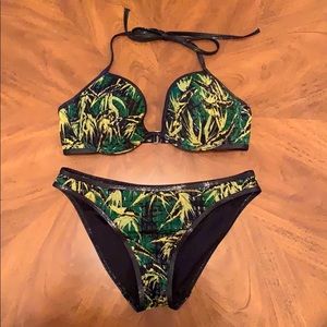 VICTORIA’S SECRET PUSH-UP BIKINI